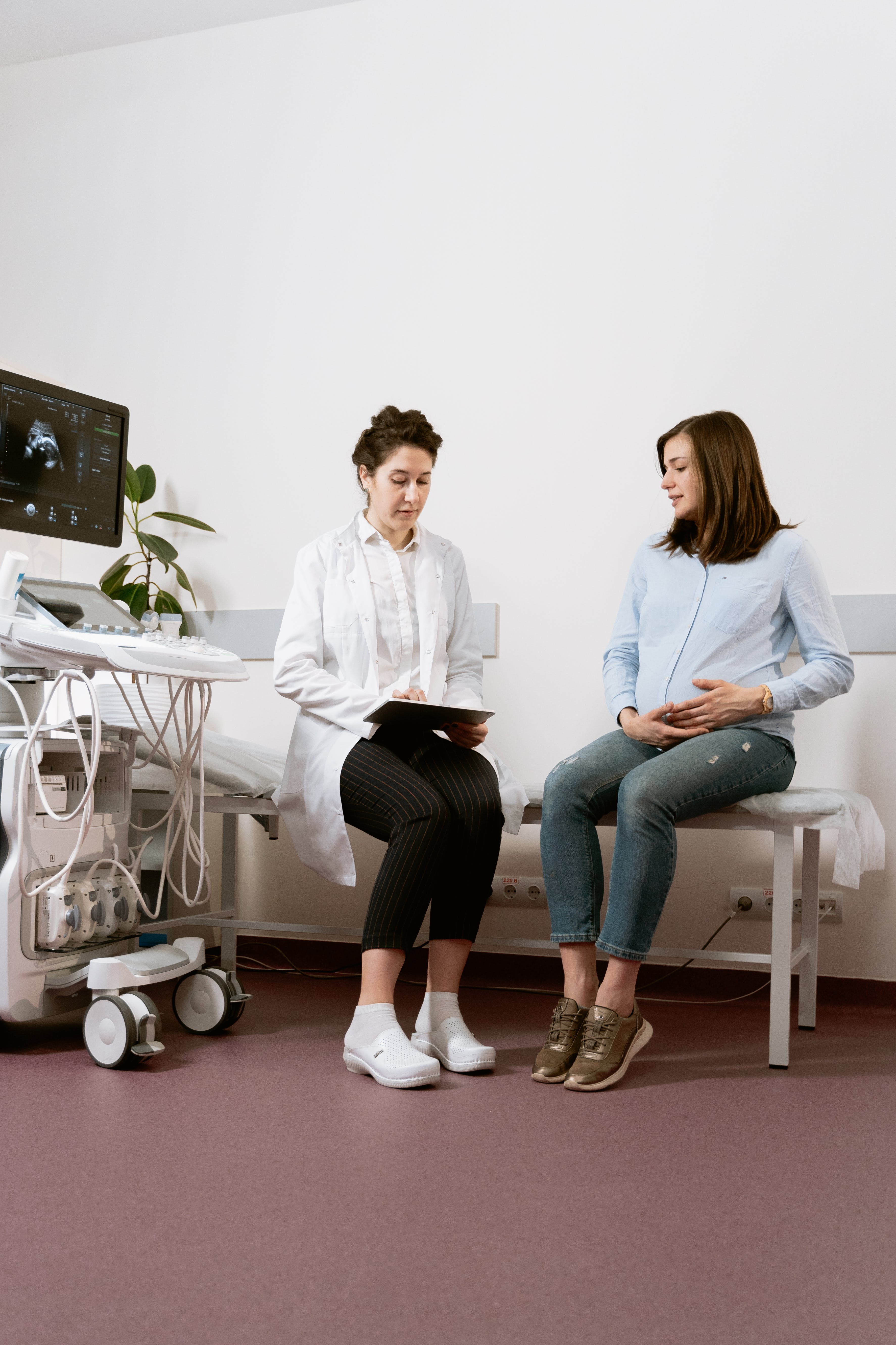 Imagen de mujeres conversando en una clinica